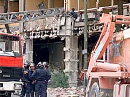 Bomberos, saneando el edificio del BBVA de la calle de Goya donde ETA colocó el coche bomba.