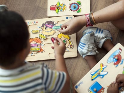 Un niño en una escuela infantil.