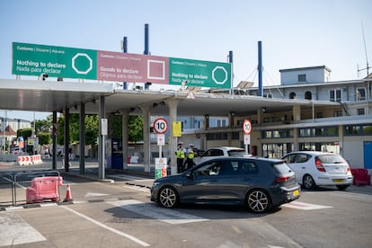 Paso de vehículos en la Aduana entre España y Gibraltar. FOTO: MARCOS MORENO