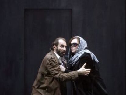 El barítono Dimitris Tiliakos y la soprano Violeta Urmana en un ensayo de ‘Macbeth’