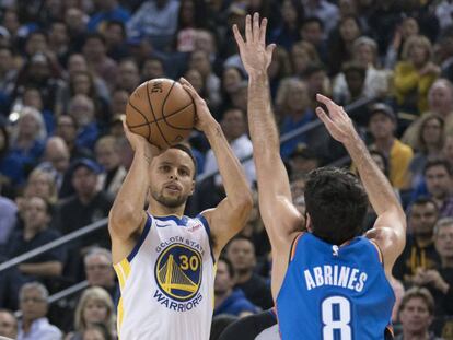 Curry lanza a canasta ante Abrines.