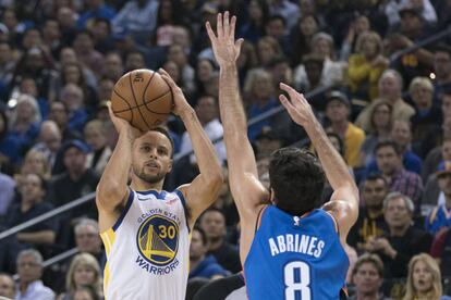 Curry lanza a canasta ante Abrines.