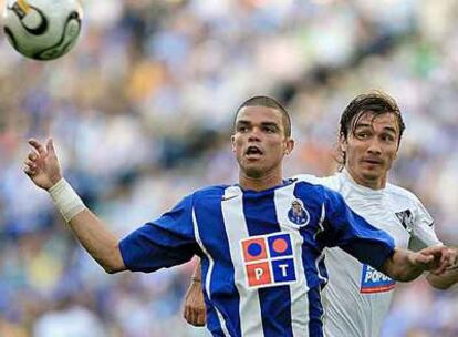Pepe despeja un balón durante un partido de la Liga portuguesa.