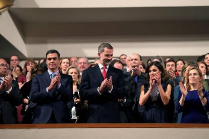 Desde la izquierda, Pío García Escudero, Pedro Sánchez, el rey Felipe IV, la reina Letizia y Ana Pastor, en el Auditorio Nacional.