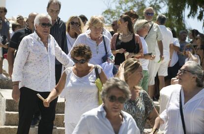 El empresario Juan Palacios (i), dueño de Viceroy, en el funeral celebrado en Ibiza para despedir al trece veces campeón de motociclismo Ángel Nieto.