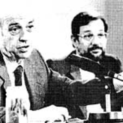 El ministro español de Asuntos Exteriores, Francisco Fernández Ordóñez (izquierda) anuncia el acuerdo