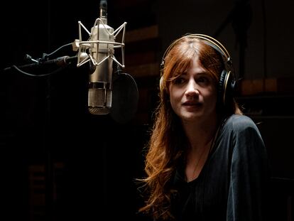 María Rodés en un momento de la grabación en los estudios Sol de Sants (Barcelona).