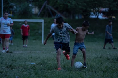 Jóvenes juegan un partido de fútbol en la colonia de Las Margaritas.