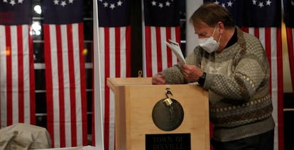 Un trabajador recoje los votos en el pueblo de Dixville Notch, New Hanpshire, el primero en votar en la medianoche estadounidense. Joe Biden ha obtenido los cinco votos en disputa