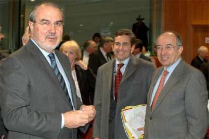El vicepresidente económico del Gobierno, Pedro Solbes (izquierda), antes de la reunión de ayer en Bruselas.