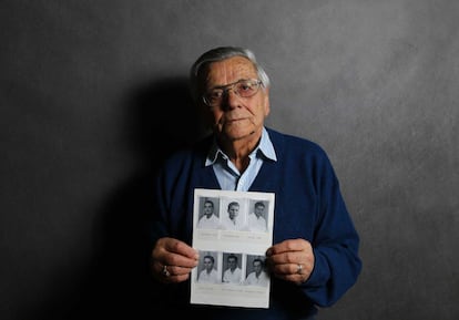 Imre Varsányi, de 86 años, posa con una foto de compañeros supervivientes de la Segunda Guerra Mundial, en Budapest el 12 de enero de 2015. Varsányi tenía 14 años de edad cuando él y su familia fueron enviados a Auschwitz-Birkenau. Él es el único miembro de su familia que sobrevivió. Después de la guerra, Varsányi no habló de Auschwitz durante 60 años porque se sentía avergonzado por haber sobrevivido.