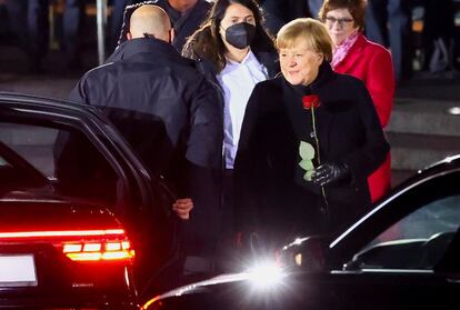 La canciller alemana, Angela Merkel, sostiene una rosa roja al término de la ceremonia militar en su honor, este jueves en Berlín. 