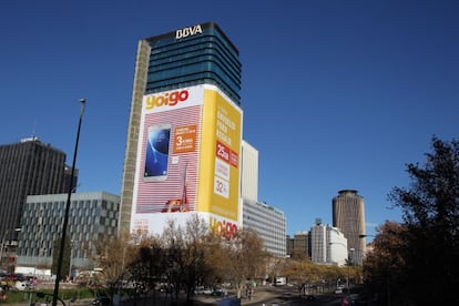 Publicidad de Yoigo en la antigua sede de BBVA, en el Paseo de la Castellana.