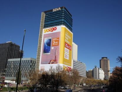 Publicidad de Yoigo en la antigua sede de BBVA, en el Paseo de la Castellana.