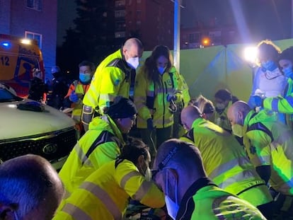 Sanitarios del Samur-PC atienden a un varón inconsciente tras ser agredido por arma blanca en Villa de Vallecas.