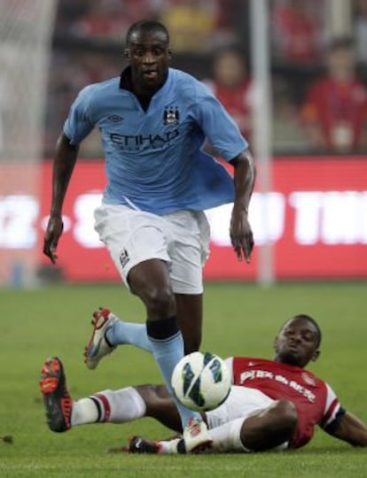Yaya Touré elude el cruce de Diaby, del Arsenal