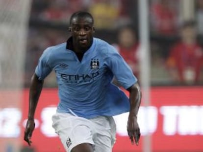 Yaya Touré elude el cruce de Diaby, del Arsenal