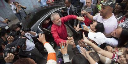 Lula sa&uacute;da eleitores antes de votar no primeiro turno.