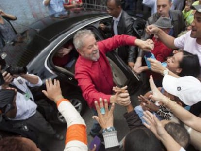 Lula sa&uacute;da eleitores antes de votar no primeiro turno.