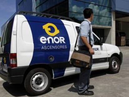 Un operario de la empresa de ascensores Enor.