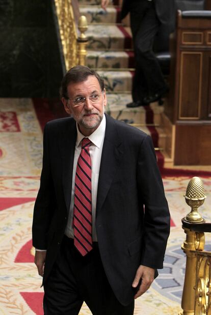 Rajoy y Zapatero (al fondo) abandonan el hemiciclo.