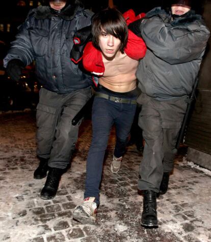 Policías rusos detienen a un joven en Moscú, durante la operación para evitar el choque entre utranacionalistas y caucasianos.