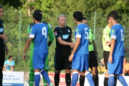 Saludo entre jugadores en el inicio del amistoso del Athletic en Austria.