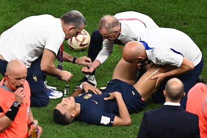 El equipo médico de Francia prepara a Mbappé para el lanzamiento de penaltis tras concluir en empate (3-3) la prórroga. 