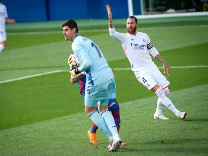 Courtois atrapa un balón este domingo en La Cerámica.