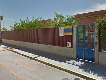 Puerta del instituto Les Alfàbegues de Bétera (Valencia).