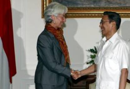 La directora del Fondo Monetario Internacional (FMI), Christine Lagarde, es recibida por el vicepresidente de Indonesia, Boediono, antes de su reunión hoy en Yakarta, Indonesia.