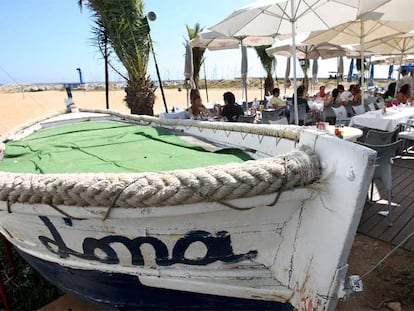 Los grupos se sitúan sobre una vieja barca de madera varada en la arena, reconvertida en escenario.