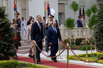 El rey Felipe VI y el presidente de Egipto, Abdelfatá al Sisi, llegan a una reunión en El Cairo