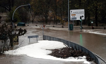 Vista de una carretera inundada en la localidad de Villava (Navarra), este viernes.