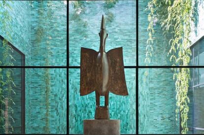 Una pieza expuesta en el museo de Yves Saint Laurent de Marraquech. El modista francés nación en Orán (Argelia) en 1936 y falleció en París el 1 de junio de 2008. A los 18 años empezó a trabajar con la marca Christian Dior antes de diseñar colecciones bajo su propio nombre.