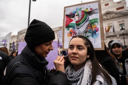 Una joven le pinta la cara a otra durante una manifestación convocada por el Sindicato de Estudiantes por el Día Internacional de la Mujer, 8M, en la Puerta del Sol (Madrid) el 8 de marzo de 2024.