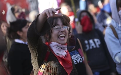 Una manifestante grita consignas durante la jornada de paro general en todo el país.