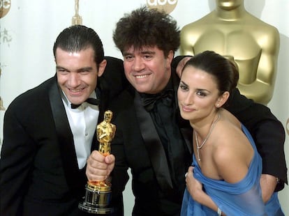 El director español Pedro Almodóvar celebra con Antonio Banderas y Penélope Cruz el Oscar de la Academia por la mejor película de habla no inglesa gracias a 'Todo sobre mi madre', en 2000.