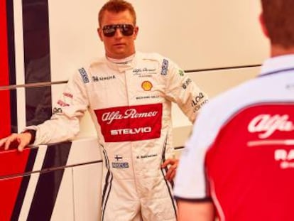 Raikkonen luce gafas de aviador Carrera de inspiración ‘retro’.