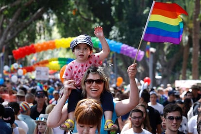 La popularmente conocida como Marcha del Orgullo Gay, que abre la temporada de esta comunidad en Europa, ha pintado la metrópolis israelí con los colores del arco iris. En la imagen, una mujer disfruta del desfile junto a una niña en Tel Aviv.