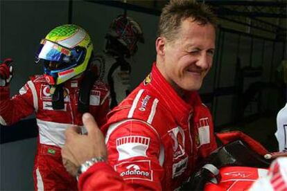 Schumacher recibe una felicitación tras su segundo puesto y, tras él, Felipe Massa.