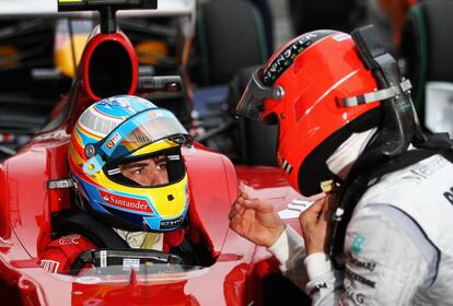 Alonso habla con Michael Schumacher tras la clasificación en el Gran Premio de Australia, el 27 de marzo de 2010.