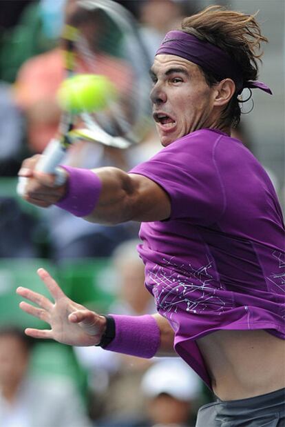 Nadal golpea la pelota durante el duelo contra Fish.