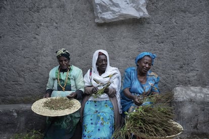 Adís Abeba, Etiopia. Un grupo de vecinas de la comunidad de Zareskipi se ayuda para preparar las especias que luego venderán en la calle para ganarse un ingreso.