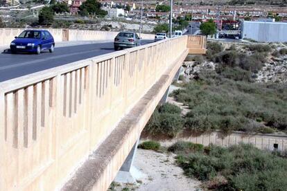 Puente de la Libertad de Elda desde el que se tiró la joven de 16 años acosada por compañeras de colegio.