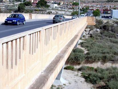 Puente de la Libertad de Elda desde el que se tiró la joven de 16 años acosada por compañeras de colegio.