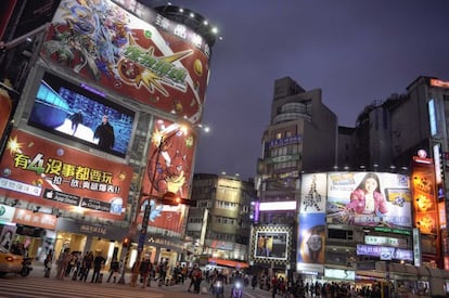 El centro neurálgico de Ximending, el barrio de compras por excelencia en la capital, está en el cruce de dos calles: Hanzhong con Chengdu. Un rincón con vida a cualquier hora del día, inundado de tiendas y neones.