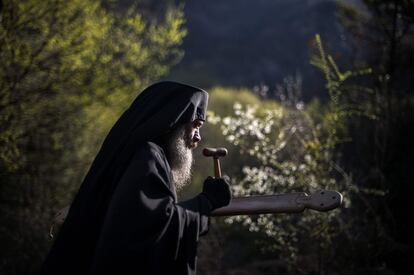 Un cura ortodoxo lidera la procesión anual que marca el segundo día de la Pascua Ortodoxa en el monasterio de Bachkovo en Bulgaria.