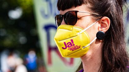 Una manifestante lleva una mascarilla en la que se lee "¡Sí!" a la iniciativa para expropiar a los grandes propietarios de vivienda de Berlín.