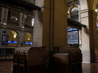 Paneles en la Bolsa de Madrid.